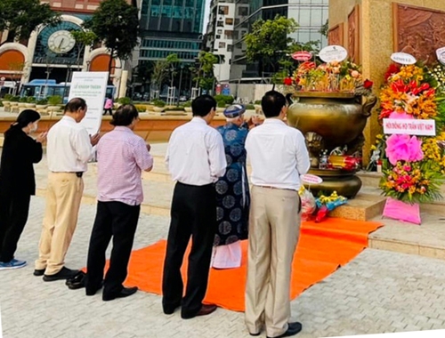 Chủ tịch Hội đồng họ Trần Việt Nam thăm và viếng tượng Đức Thánh Trần Hưng Đạo tại TP Hồ Chí Minh