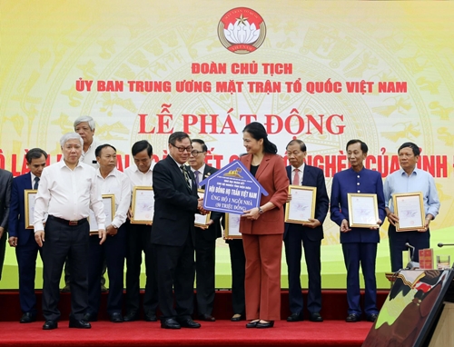 Hội đồng họ Trần Việt Nam tham gia ủng hộ làm nhà đại đoàn kết cho hộ nghèo của tỉnh Điện Biên