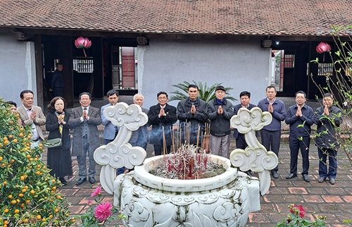 Đoàn Đại biểu Hội đồng họ Trần Việt Nam dâng hương tại Đền Trần Hưng Hà, Thái Bình